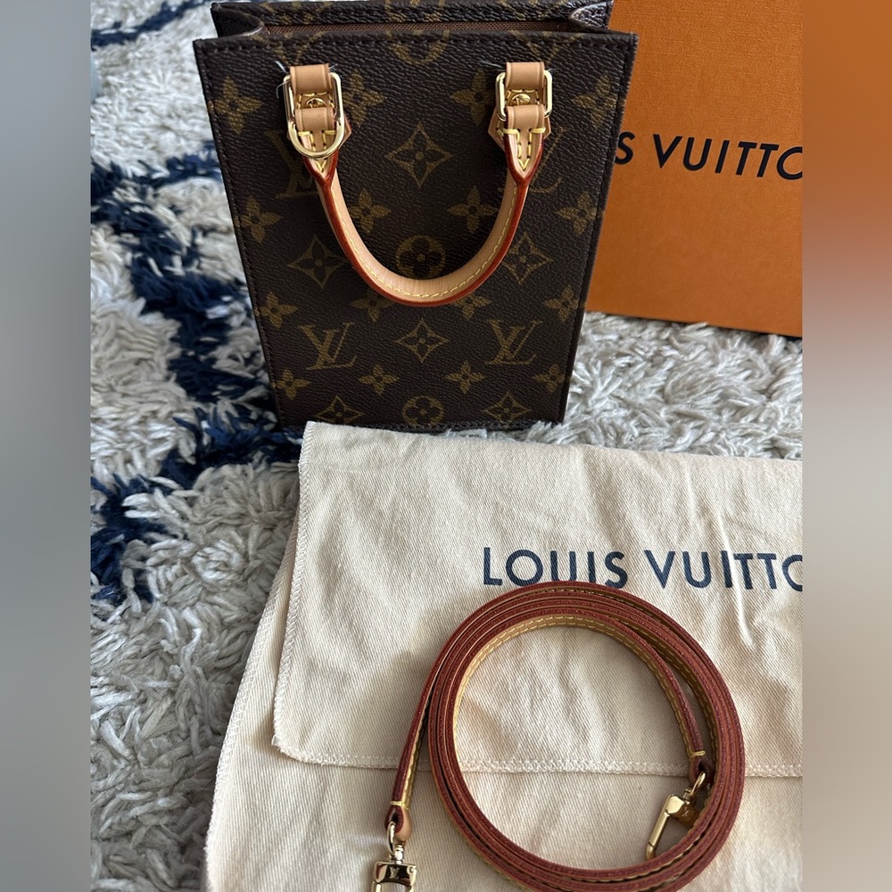 LOUIS VUITTON
Monogram Petit Sac Plat